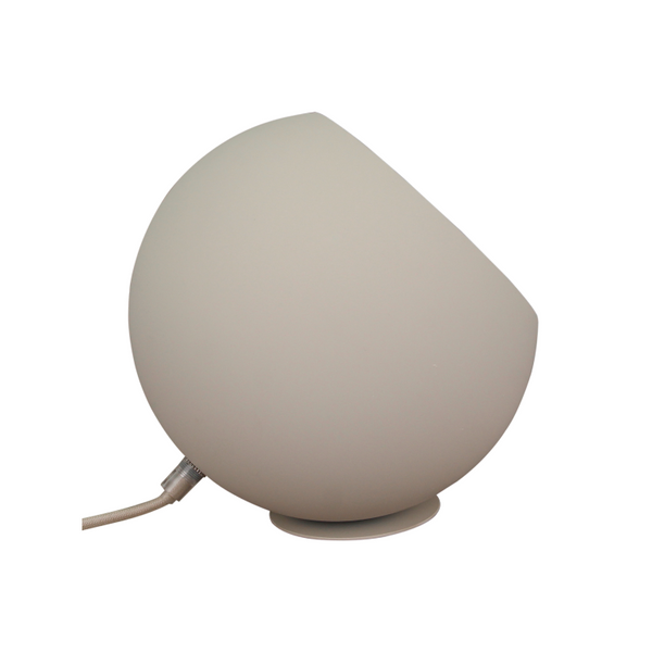 Beige Tischleuchte Sfera im modernen Design. Ihr sanftes Licht verwandelt jeden Tisch in eine einladende Atmosphäre.