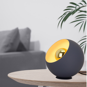 Die moderne Tischleuchte Sfera in sanftem Creme bringt ein warmes Licht und eine einladende Atmosphäre in jeden Raum.