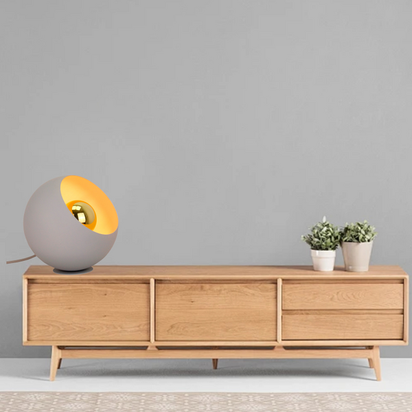 Die blaue Tischleuchte Sfera bringt modernes Flair in jeden Raum. Ideal für stimmungsvolle Abende und kreative Akzente.