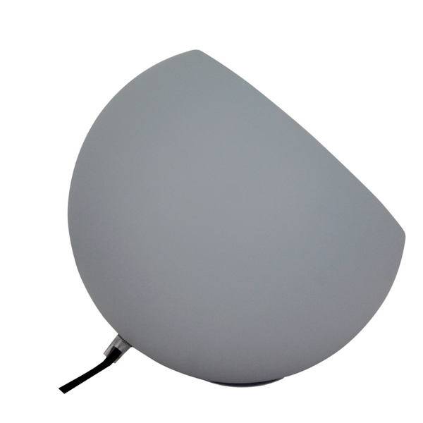 Detailaufnahme der blauen Tischleuchte Sfera von Various. Modernes Design, das jedem Raum einen frischen Akzent verleiht.