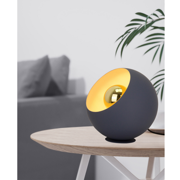 Die cremefarbene Tischleuchte Sfera bringt modernes Flair in jeden Raum.