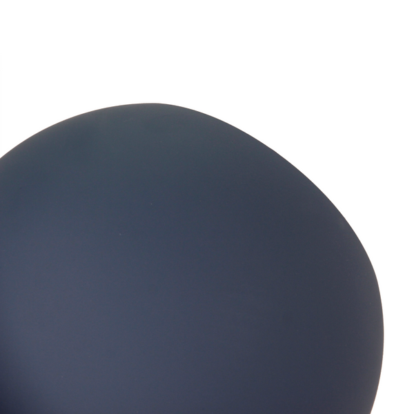 Detailaufnahme der cremefarbenen Tischleuchte Sfera. Ihr modernes Design verleiht jedem Raum eine einladende Atmosphäre.