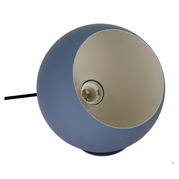 Die cremefarbene Tischleuchte Sfera bringt modernes Flair in Ihr Zuhause.