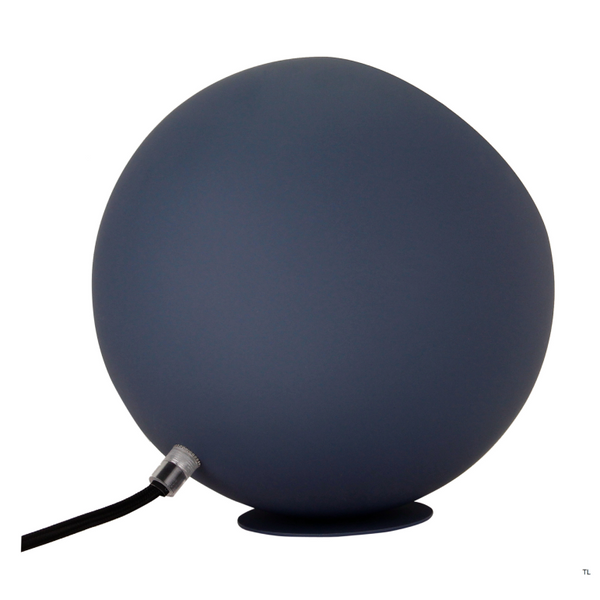 Detailreiche Darstellung der cremefarbenen Tischleuchte Sfera.