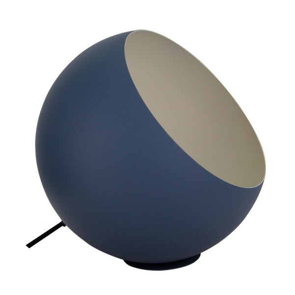 Die cremefarbene Tischleuchte Sfera besticht durch ihr modernes Design. Sie setzt elegante Akzente auf jedem Tisch.