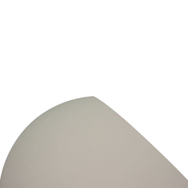 Detailaufnahme der modernen Tischleuchte Sfera in elegantem Grau. Sie fügt jedem Raum eine zeitgemäße Note hinzu.