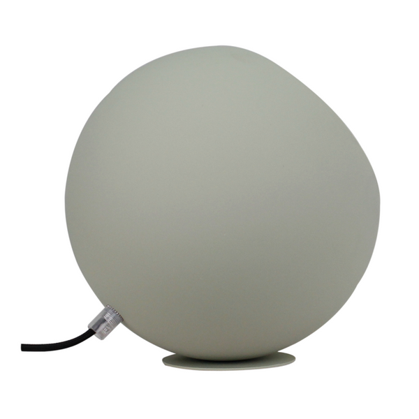 Detailaufnahme der modernen Tischleuchte Sfera in eisgrün. Sie bringt frische Akzente und stilvolles Licht in Ihr Zuhause.