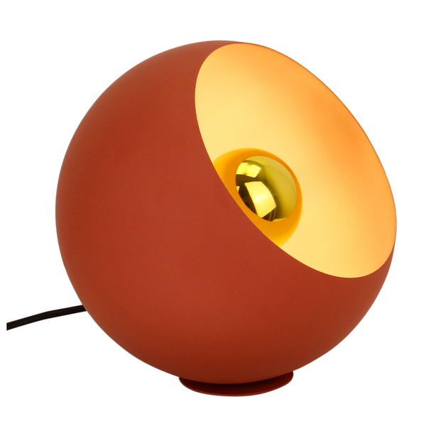 Die moderne Tischleuchte Sfera in leuchtendem Rot setzt Akzente. Ideal für stimmungsvolles Licht in trendigen Wohnräumen.