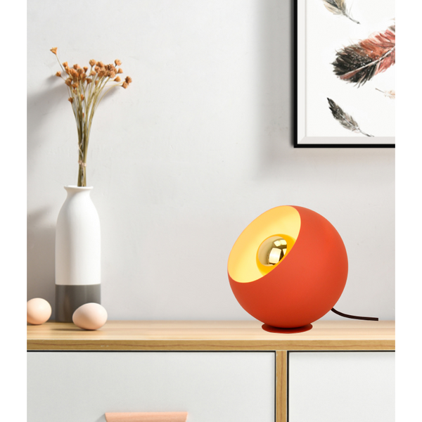 Die rote Tischleuchte Sfera bringt einen modernen Akzent in Ihr Zuhause. Perfekt für stimmungsvolle Beleuchtung.