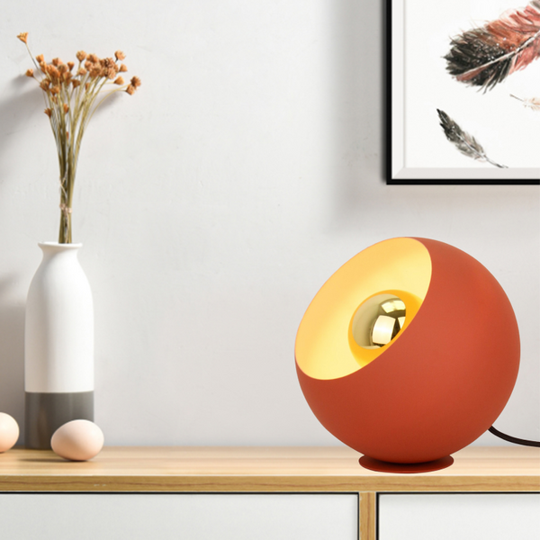 Die rote Tischleuchte Sfera bringt lebendige Farben in moderne Räume.