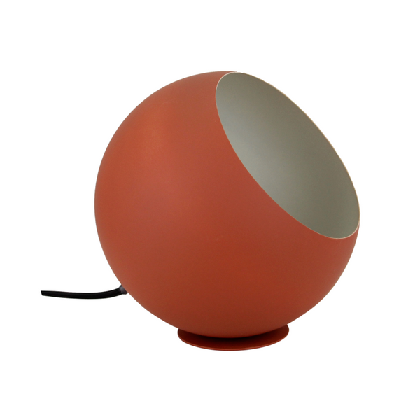 Detailaufnahme der modernen roten Tischleuchte Sfera. Sie bringt lebendige Akzente und ein einladendes Licht in jeden Raum.