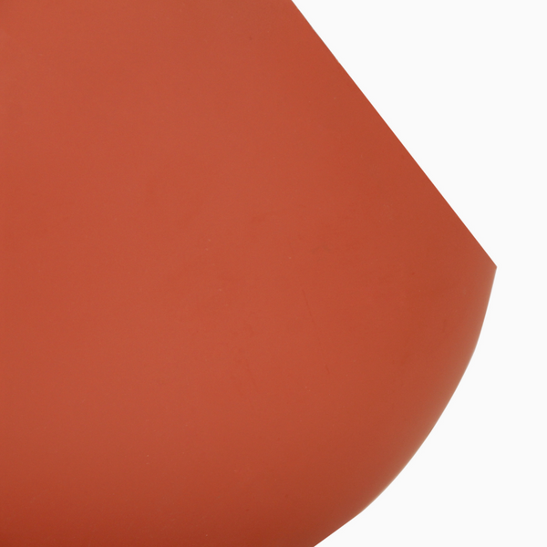 Detailansicht der roten Sfera Tischleuchte von Various. Ihr modernes Design bringt lebendige Akzente in jeden Raum.