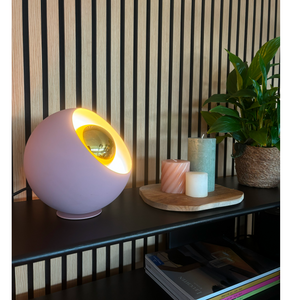 Die rosafarbene Tischleuchte Sfera bringt modernes Flair in jedes Zuhause. Ideal für stimmungsvolle Akzente im Raum.