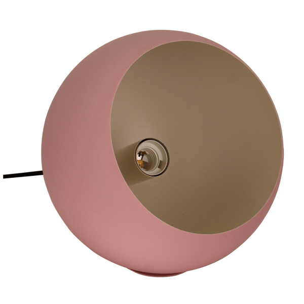 Detailaufnahme der modernen Tischleuchte Sfera in zartem Rosaton. Ideal, um jedem Raum einen Hauch von Eleganz zu verleihen.