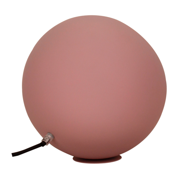 Detailansicht der modernen rosa Tischleuchte Sfera. Ein echter Blickfang, der frischen Charme in jeden Raum bringt.