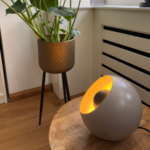 Die taupefarbene Tischleuchte Sfera bringt modernes Flair in jeden Raum. Ideal für gemütliche Abende und stilvolle Akzente.