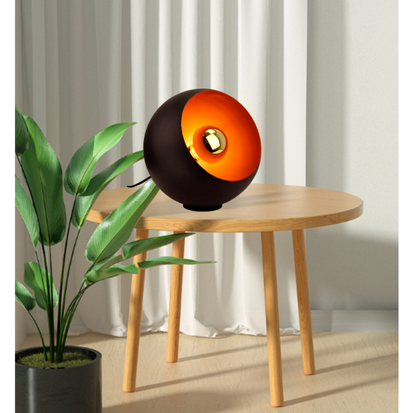 Moderne Tischleuchte Sfera in Schwarz und Gold. Sie setzt raffinierte Akzente und schafft eine gemütliche Atmosphäre.