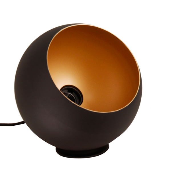 Detailaufnahme der modernen Tischleuchte Sfera in Schwarz und Gold. Perfekt für stilvolle Akzente auf jedem Tisch.