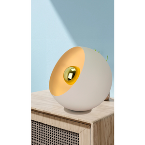 Die cremefarbene Stehleuchte Sfera sorgt für ein modernes Ambiente.