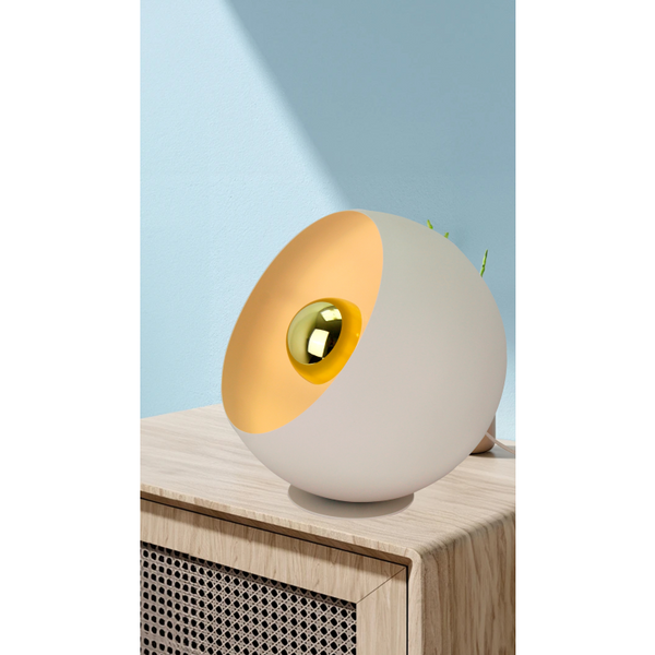 Die cremefarbene Stehleuchte Sfera sorgt für ein modernes Ambiente.