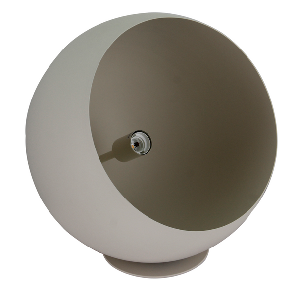 Detailaufnahme der cremefarbenen Sfera Stehleuchte. Ihr modernes Design bringt zeitlose Eleganz in jeden Raum.