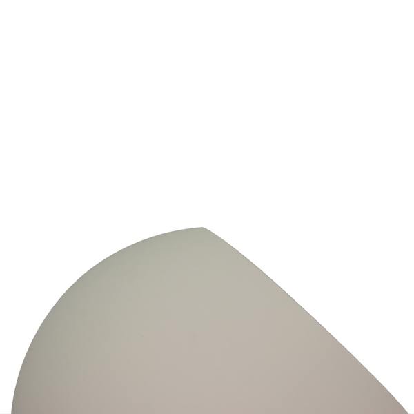 Detailaufnahme der cremefarbenen Various Sfera Stehleuchte. Sie verleiht modernen Räumen eine harmonische Lichtatmosphäre.