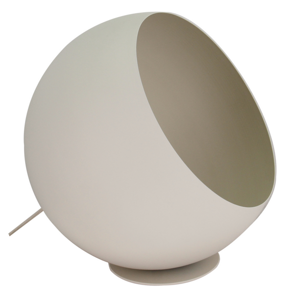 Detailaufnahme der cremefarbenen Stehleuchte Sfera mit modernem Design. Sie verleiht jedem Raum eine warme Atmosphäre.