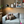 Die schwarze Various Sfera Stehleuchte strahlt modernes Flair aus. Ideal für gemütliche Abende im Wohnzimmer.