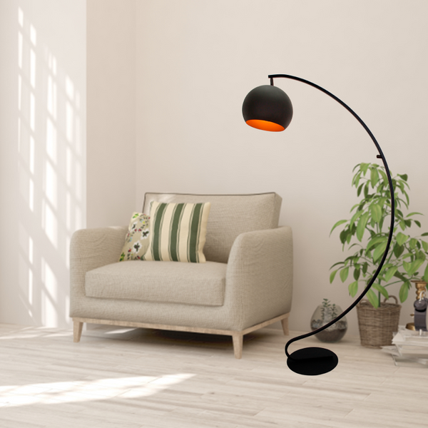 Detailaufnahme der schwarzen Various Sfera Stehleuchte. Ihr modernes Design setzt gezielte Akzente in jedem Raum.