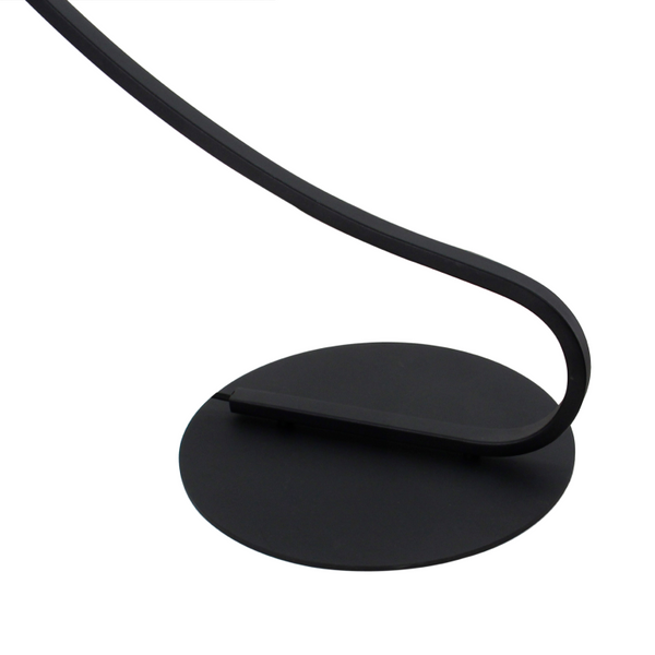 Detailaufnahme der modernen Stehleuchte Sfera in Schwarz. Ideal für gezielte Akzente und stilvolle Beleuchtung im Wohnraum.