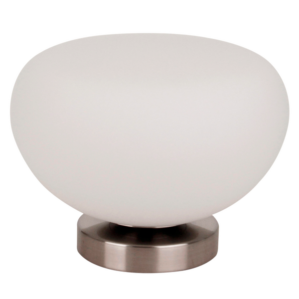 Detailaufnahme der eleganten Opalino Tischleuchte in Silber und Beige.
