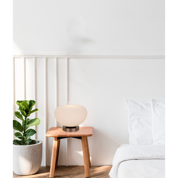Detailaufnahme der Chericoni Opalino Tischleuchte in Silber und Beige. Ihr klassisches Design bringt Eleganz in jeden Raum.