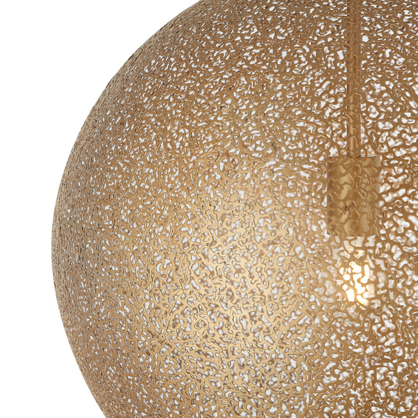 Detailansicht der goldenen Rolo Pendelleuchte. Modernes Design, das jedem Raum einen Hauch von Eleganz verleiht.