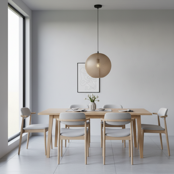 Detaillierte Ansicht der goldenen Rolo Pendelleuchte. Ihr modernes Design verleiht jedem Raum einen Hauch von Luxus.