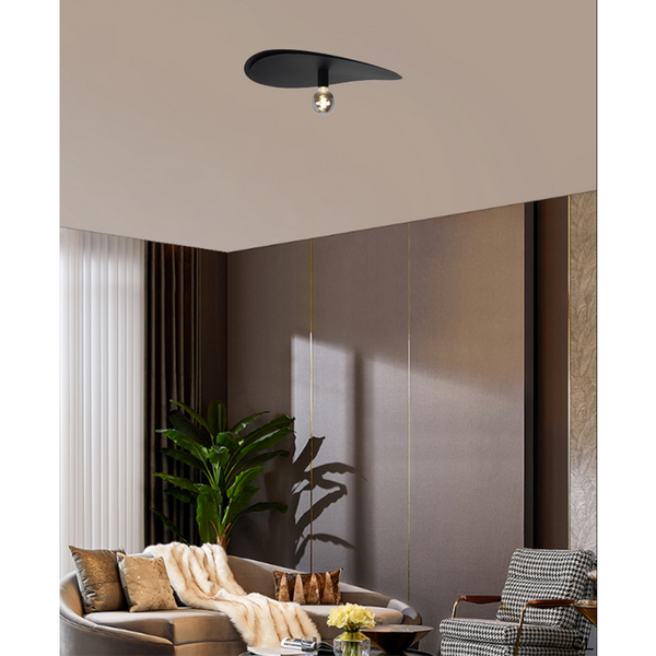 Die schwarze Deckenleuchte Piatto sorgt für eine moderne Atmosphäre. Ideal für stilvolle Akzente in jedem Raum.