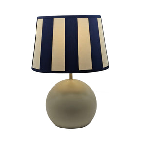 Der elegante Lampenfuß Porto in Weiß und Sand ergänzt moderne Einrichtungsstile perfekt.