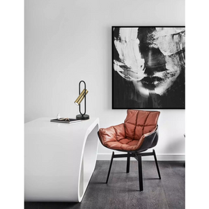 Die goldene Tischleuchte Reggio aus modernem Design setzt warme Akzente. Perfekt für stimmungsvolle Abende im Wohnzimmer.