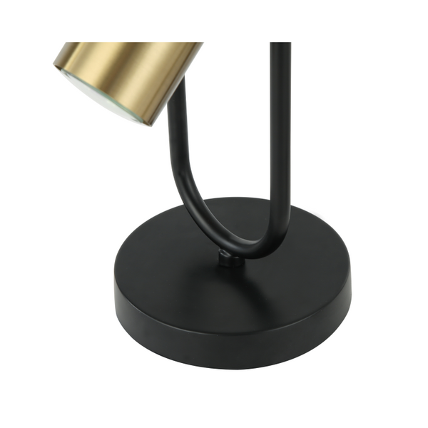 Detailaufnahme der goldenen Tischleuchte Reggio. Ihr modernes Design verleiht jedem Raum einen Hauch von Eleganz und Glamour.