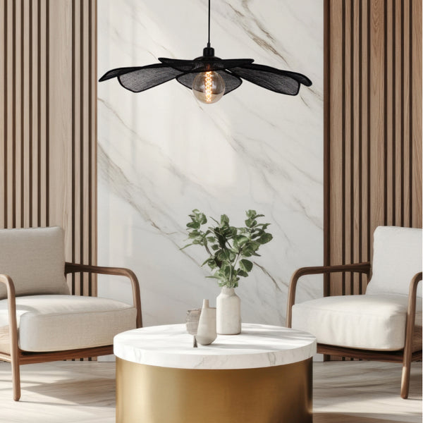 Detailaufnahme der schwarzen Schmetterling Pendelleuchte. Ihr bohemian Stil bringt eine warme Atmosphäre in jeden Raum.