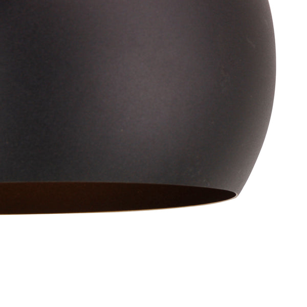 Detailaufnahme der weißen Sfera Deckenleuchte. Ihr minimalistisches Design bringt frische Eleganz in jeden Raum.