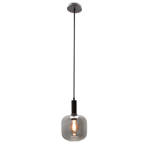 Die schwarze Pendelleuchte Specchio vereint modernes Design mit eleganter Funktionalität.