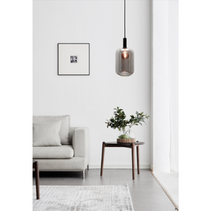 Die schwarze Pendelleuchte Specchio bringt modernen Stil und Eleganz in jeden Raum. Ideal für stimmungsvolle Akzente.