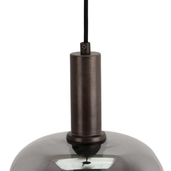 Detailreiche Ansicht der schwarzen Pendelleuchte Specchio. Ihre moderne Eleganz setzt stilvolle Akzente in jedem Raum.