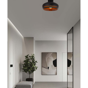 Die schwarze Deckenleuchte Streifen mit goldenen Akzenten bringt modernen Chic in jedes Zuhause.