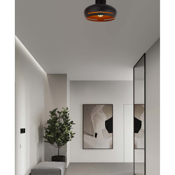 Die schwarze Deckenleuchte Streifen mit goldenen Akzenten bringt modernen Chic in jedes Zuhause.