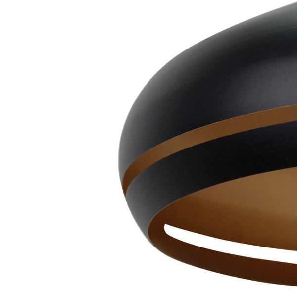 Detailansicht der modernen Various Streifen Deckenleuchte in Schwarz und Gold. Perfekt für stilvolle Akzente im Raum.