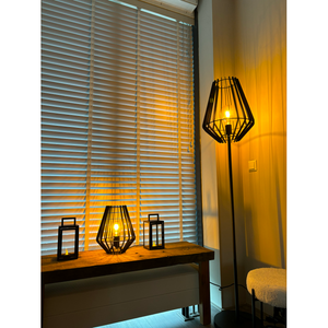 Die schwarze Tavola Stehleuchte bringt modernes Ambiente ins Wohnzimmer. Ihr elegantes Design setzt stilvolle Akzente.