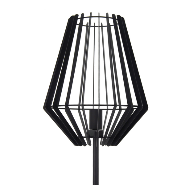 Detailaufnahme der modernen Stehleuchte Tavola in elegantem Schwarz. Perfekt für stilvolle Akzente in jedem Wohnraum.