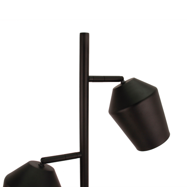 Detailaufnahme der eleganten Stehleuchte Tavola in Schwarz. Ihr modernes Design setzt stilvolle Akzente im Wohnraum.