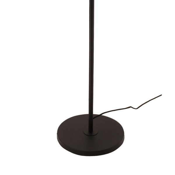 Detailansicht der modernen Stehleuchte Tavola in Schwarz. Sie verleiht jedem Raum eine stilvolle Atmosphäre und Eleganz.